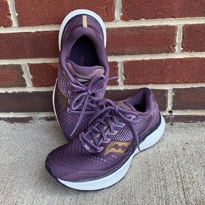 Womens Saucony Triumph 21 Trainers Size 8
